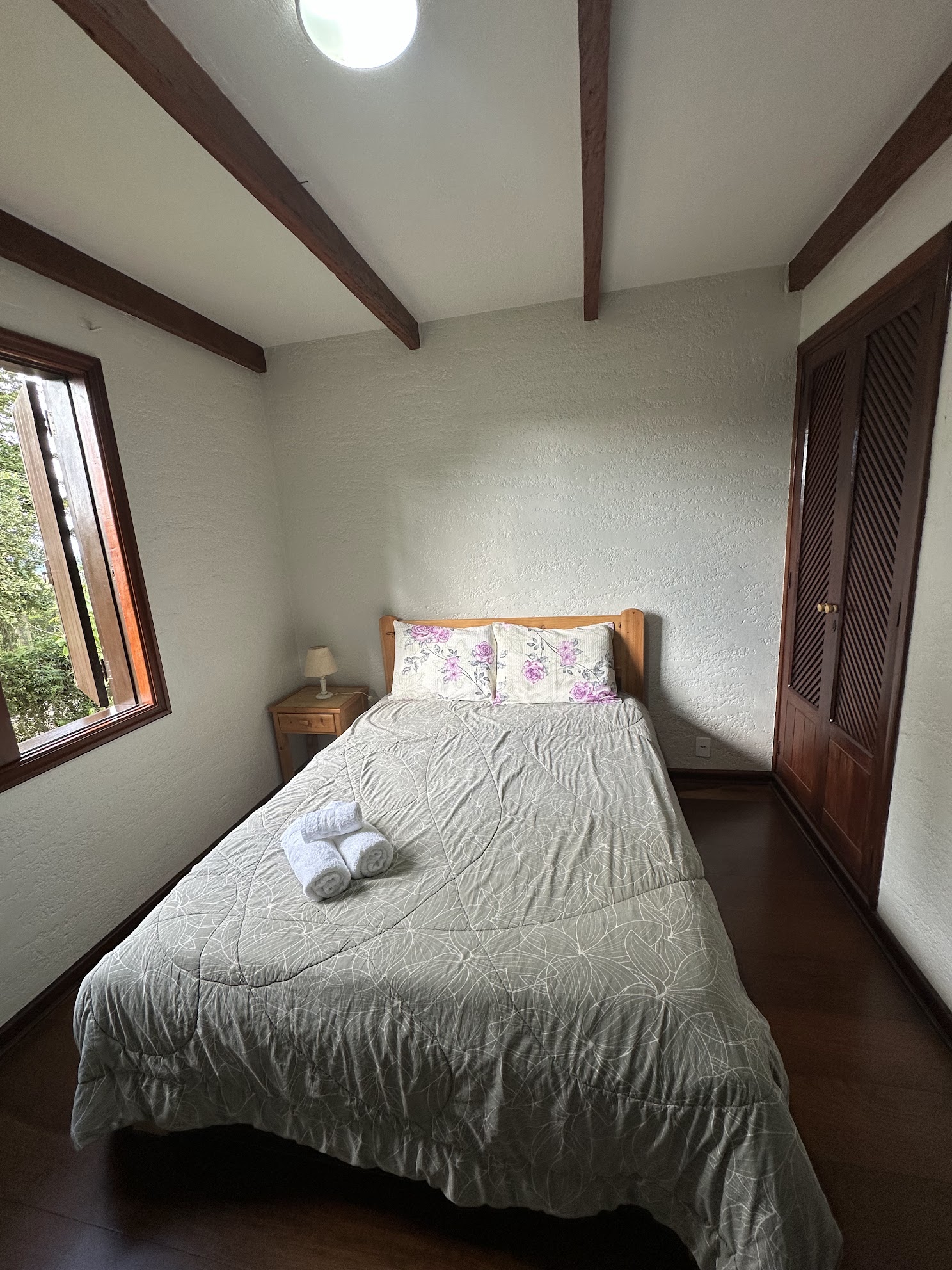 Quarto aconchegante de chalé